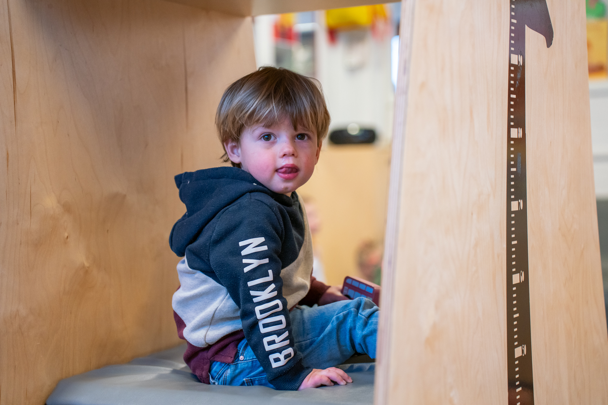 Kind kijkt in de camera