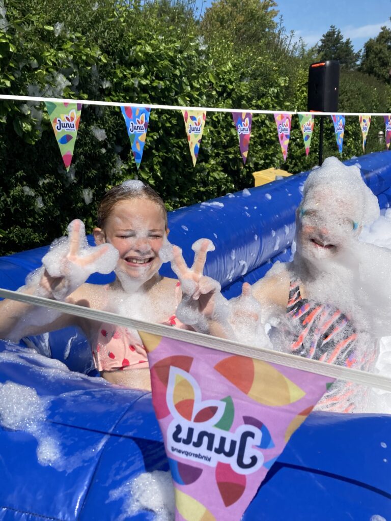 In het zwembad tijdens de schuimparty