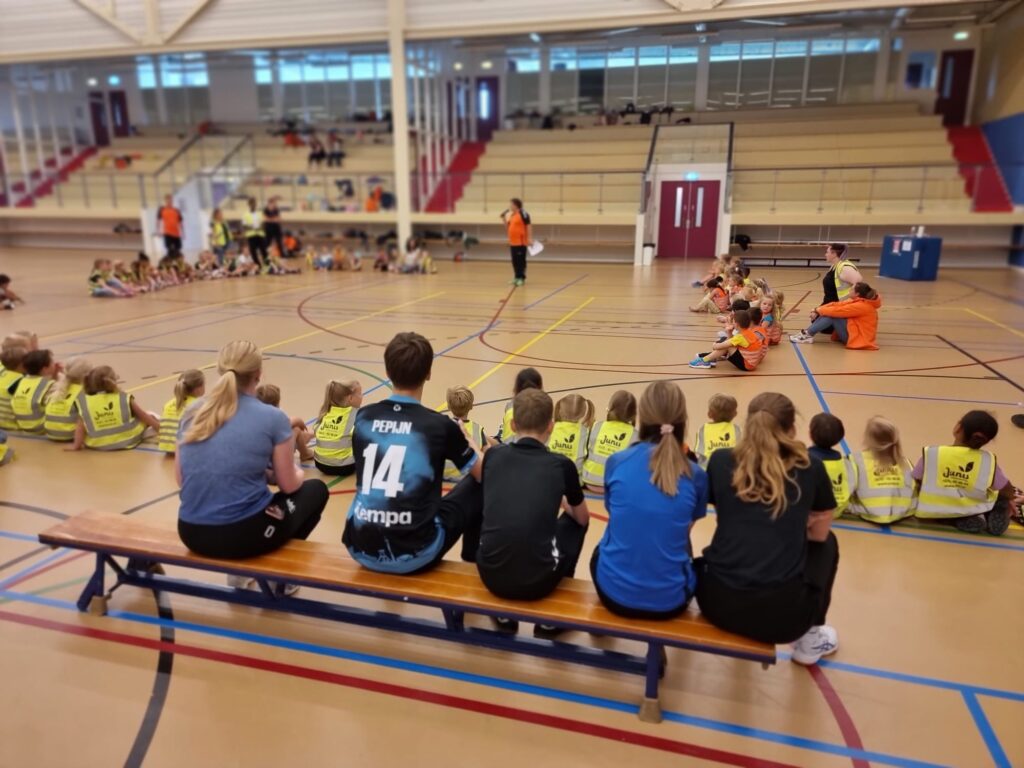 Uitleg krijgen over handbal in de gymzaal
