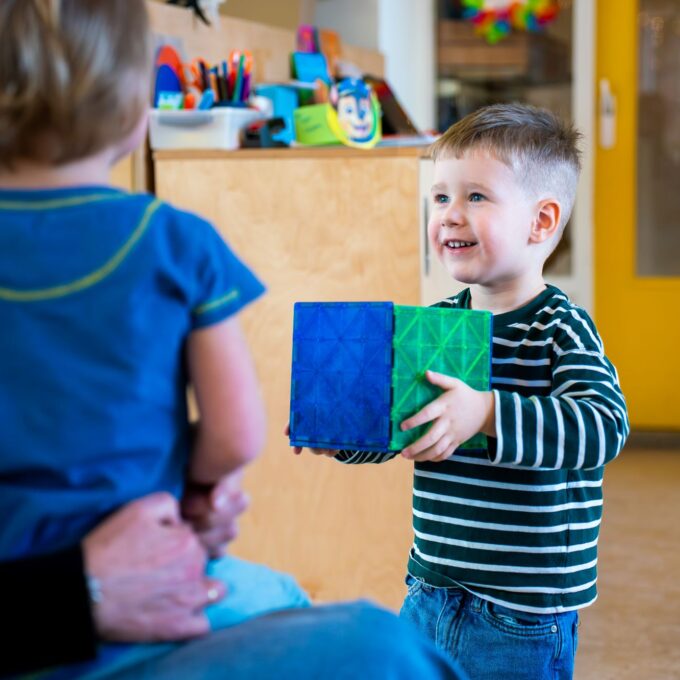 Foto junis kinderopvang jongetje met blok in handen 1 680x680