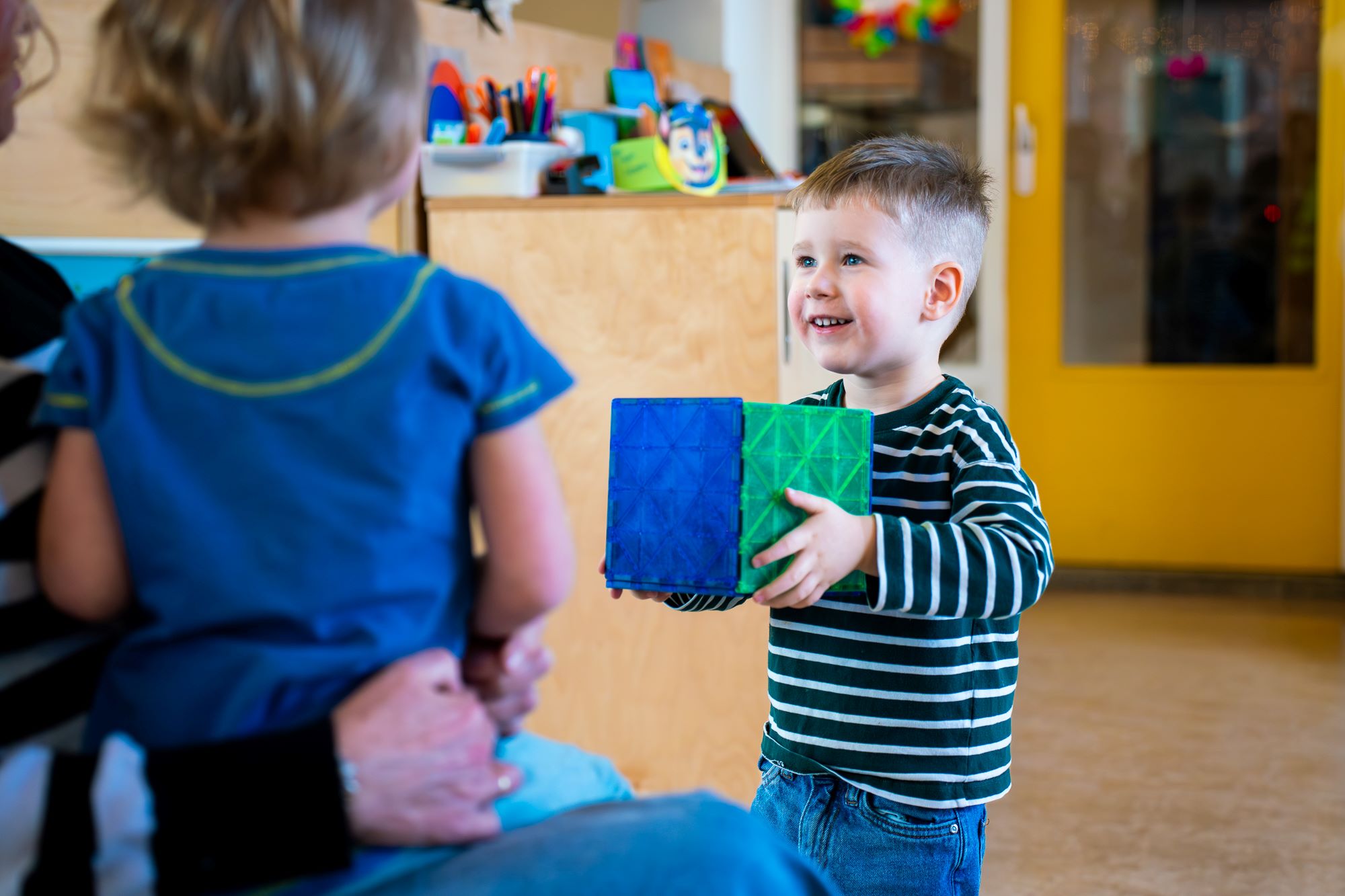 Foto junis kinderopvang jongetje met blok in handen 1
